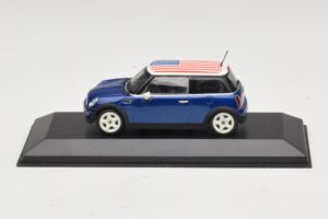 Mini Cooper S R53 Sininen Amerikan Lipulla Minichamps 1:43 Mini Cooper S R53 Sininen Amerikan Lipulla Minichamps 1:43 MINI014 Metalli