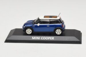 Mini Cooper S R53 Tummansininen Panoraamakatolla Minichamps 1:43 Mini Cooper S R53 Tummansininen Panoraamakatolla Minichamps 1:43 MINI021 Metalli