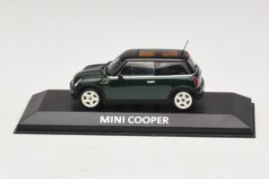 Mini Cooper S R53 Tummanvihreä Mustalla Katolla Minichamps 1:43 Mini Cooper S R53 Tummanvihreä Mustalla Katolla Minichamps 1:43 MINI023 Metalli