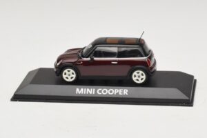 Mini Cooper S R53 Tummanpunainen Mustalla Katolla Minichamps 1:43 Mini Cooper S R53 Tummanpunainen Mustalla Katolla Minichamps 1:43 MINI028 Metalli