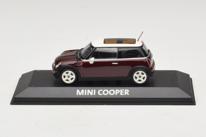 Mini Cooper S R53 Tummanpunainen Panoraamakatolla Minichamps 1:43 Mini Cooper S R53 Tummanpunainen Panoraamakatolla Minichamps 1:43 MINI019 Metalli