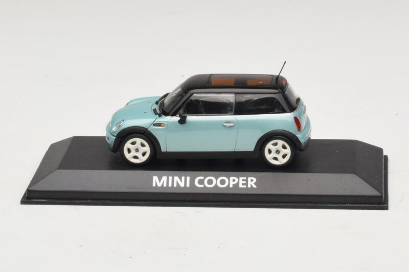 Mini Cooper S R53 Vaaleansininen Metallic Mustalla Katolla Minichamps 1:43 MINI030 Metalli
