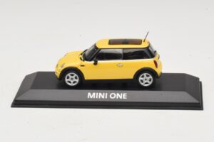 Mini Cooper S R53 Liquid Yellow Panoraamakatolla Minichamps 1:43 Mini Cooper S R53 Liquid Yellow Panoraamakatolla Minichamps 1:43 MINI013 Metalli