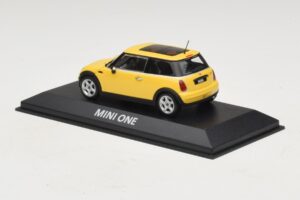 Mini Cooper S R53 Liquid Yellow Panoraamakatolla Minichamps 1:43 MINI013 Metalli — kuva 3 / 4