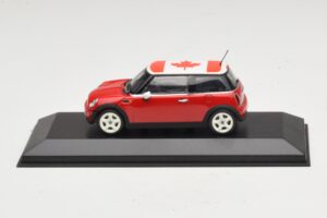 Mini Cooper S R53 Punainen Kanadan Lipulla Minichamps 1:43 Mini Cooper S R53 Punainen Kanadan Lipulla Minichamps 1:43 MINI017 Metalli
