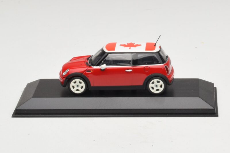 Mini Cooper S R53 Punainen Kanadan Lipulla Minichamps 1:43 Mini Cooper S R53 Punainen Kanadan Lipulla Minichamps 1:43 MINI017 Metalli