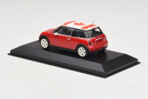 Mini Cooper S R53 Punainen Kanadan Lipulla Minichamps 1:43 MINI017 Metalli — kuva 3 / 5