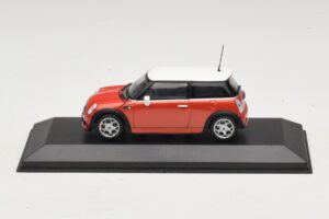 Mini Cooper S R53 Punainen Valkoisella Katolla Minichamps 1:43 Mini Cooper S R53 Punainen Valkoisella Katolla Minichamps 1:43 MINI025 Metalli
