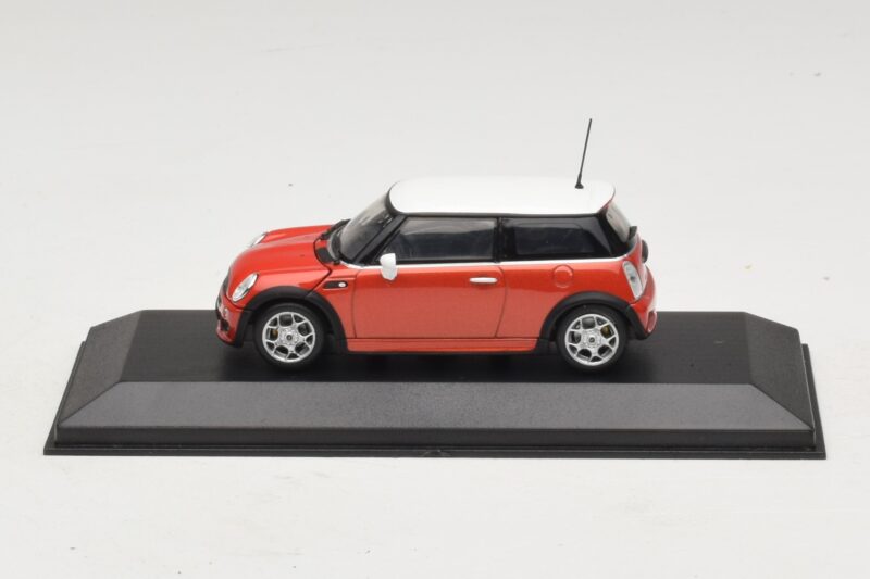 Mini Cooper S R53 Punainen Valkoisella Katolla Minichamps 1:43 MINI025 Metalli