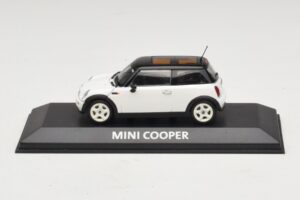 Mini Cooper S R53 Valkoinen Mustalla Katolla Minichamps 1:43 Mini Cooper S R53 Valkoinen Mustalla Katolla Minichamps 1:43 MINI027 Metalli