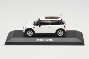 Mini Cooper S R53 Valkoinen Panoraamakatolla Minichamps 1:43 Mini Cooper S R53 Valkoinen Panoraamakatolla Minichamps 1:43 MINI020 Metalli