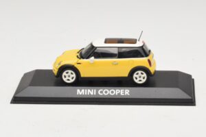 Mini Cooper S R53 Keltainen Keltaisella Panoraamakatolla Minichamps 1:43 Mini Cooper S R53 Keltainen Keltaisella Panoraamakatolla Minichamps 1:43 MINI029 Metalli