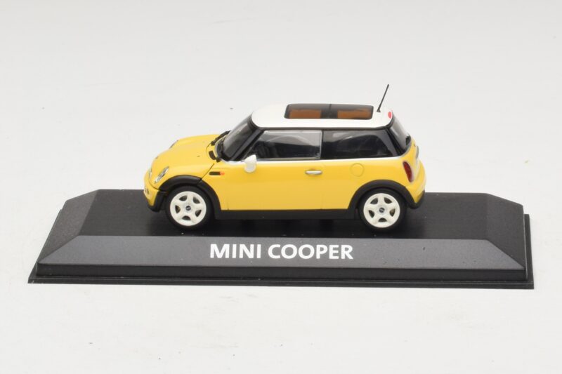 Mini Cooper S R53 Keltainen Keltaisella Panoraamakatolla Minichamps 1:43 Mini Cooper S R53 Keltainen Keltaisella Panoraamakatolla Minichamps 1:43 MINI029 Metalli