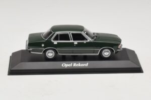 Opel Rekord D Tummanvihreä Maxichamps 1:43 940044001 Metalli