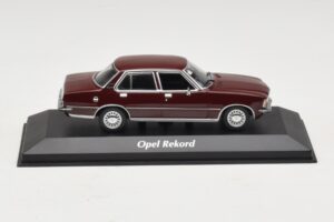 Opel Rekord D Tummanpunainen Maxichamps 1:43 940044000 Metalli