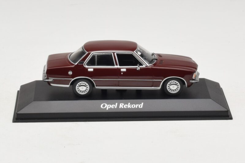Opel Rekord D Tummanpunainen Maxichamps 1:43 940044000 Metalli