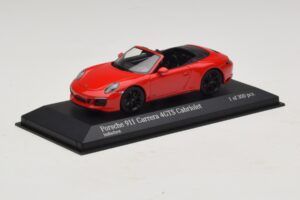 Porsche 911 991.1 Carrera 4 GTS Avoauto Punainen Minichamps 1:43 410067330 Metalli — kuva 2 / 5