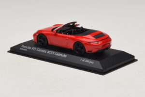 Porsche 911 991.1 Carrera 4 GTS Avoauto Punainen Minichamps 1:43 410067330 Metalli — kuva 3 / 5