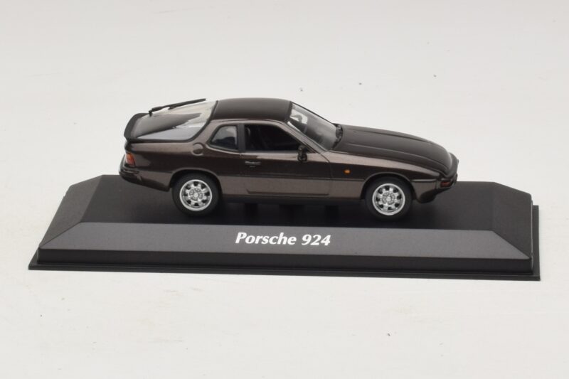Porsche 924 Ruskea Metallic Maxichamps 1:43 940062121 Metalli