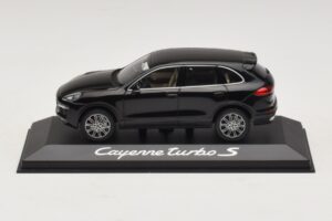 Porsche Cayenne 958 Turbo S Musta Minichamps 1:43 WAP0200220E Metalli
