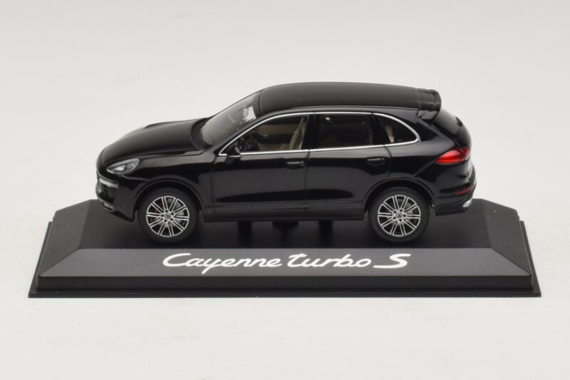 Porsche Cayenne 958 Turbo S Musta Minichamps 1:43 WAP0200220E Metalli