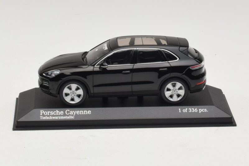 Porsche Cayenne Musta Metallic Minichamps 1:43 410066301 Metalli