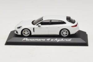 Porsche Panamera 971 4 E-Hybrid Valkoinen Minichamps 1:43 WAP0207620H Metalli