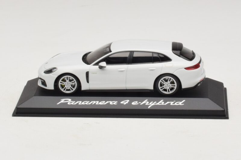 Porsche Panamera 971 4 E-Hybrid Valkoinen Minichamps 1:43 WAP0207620H Metalli