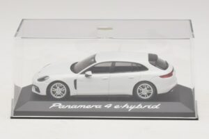 Porsche Panamera 971 4 E-Hybrid Valkoinen Minichamps 1:43 WAP0207620H Metalli — kuva 4 / 5