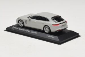 Porsche Panamera 971 Sport Turismo 4E-Hybrid Harmaa Minichamps 1:43 410066114 Metalli — kuva 3 / 5