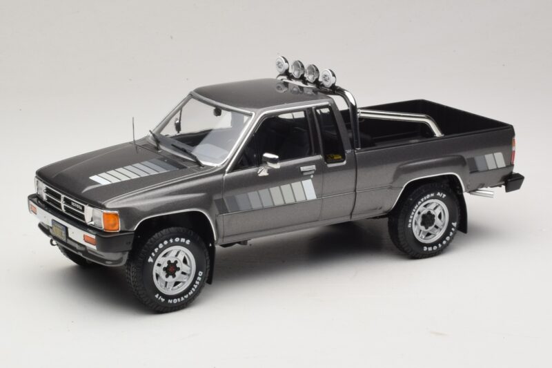Toyota Hilux N50 Xtra Cab 4x4 Harmaa Metallinen KK-Scale 1:18 KKDC181563 Metalli