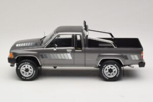 Toyota Hilux N50 Xtra Cab 4x4 Harmaa Metallinen KK-Scale 1:18 KKDC181563 Metalli — kuva 3 / 6