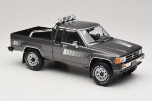 Toyota Hilux N50 Xtra Cab 4x4 Harmaa Metallinen KK-Scale 1:18 KKDC181563 Metalli — kuva 4 / 6