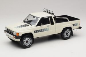 Toyota Hilux N50 Xtra Cab 4x4 Valkoinen KK-Scale 1:18 KKDC181564 Metalli