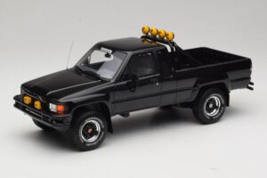 Toyota Hilux N60 SR5 Back to the Future II Kiiltävä Musta Otto 1:18 OT481 Hartsi