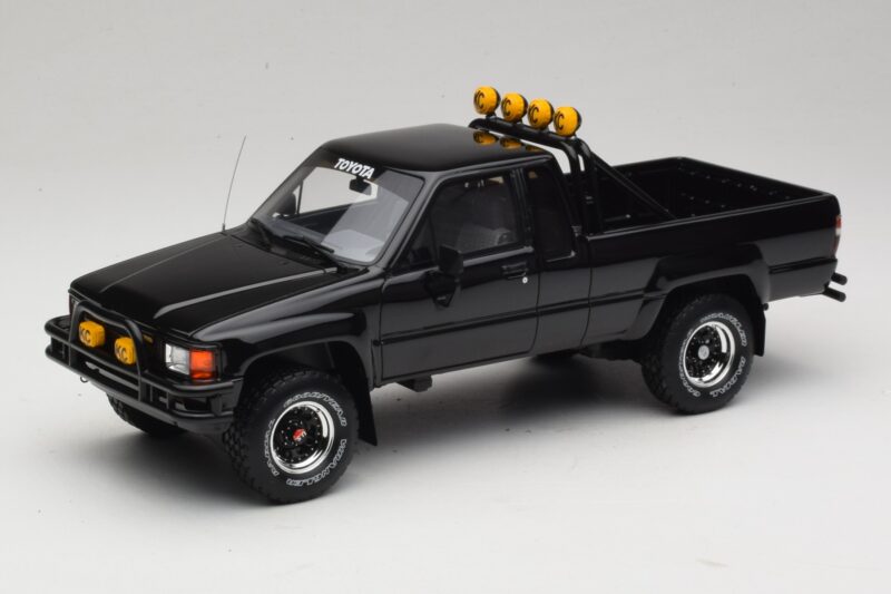 Toyota Hilux N60 SR5 Back to the Future II Kiiltävä Musta Otto 1:18 OT481 Hartsi