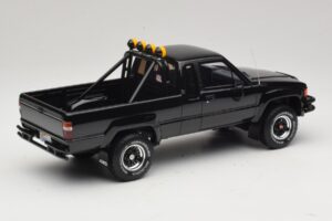 Toyota Hilux N60 SR5 Back to the Future II Kiiltävä Musta Otto 1:18 OT481 Hartsi — kuva 2 / 6