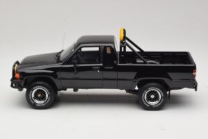 Toyota Hilux N60 SR5 Back to the Future II Kiiltävä Musta Otto 1:18 OT481 Hartsi — kuva 3 / 6