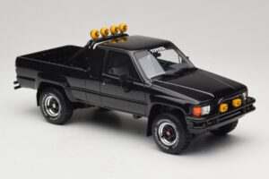 Toyota Hilux N60 SR5 Back to the Future II Kiiltävä Musta Otto 1:18 OT481 Hartsi — kuva 4 / 6