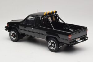 Toyota Hilux N60 SR5 Back to the Future II Kiiltävä Musta Otto 1:18 OT481 Hartsi — kuva 5 / 6