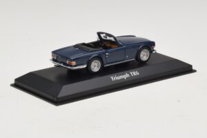 Triumph TR6 Tummansininen Maxichamps 1:43 940132570 Metalli — kuva 2 / 5