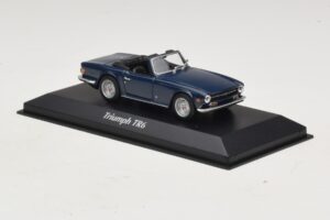 Triumph TR6 Tummansininen Maxichamps 1:43 940132570 Metalli — kuva 3 / 5