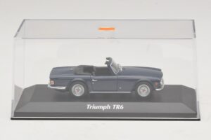 Triumph TR6 Tummansininen Maxichamps 1:43 940132570 Metalli — kuva 4 / 5