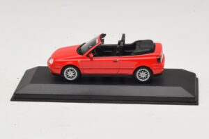 Volkswagen Golf Mk4 Avoauto Punainen Jälleenmyyjäedition Minichamps 1:43 GOLF006 Metalli