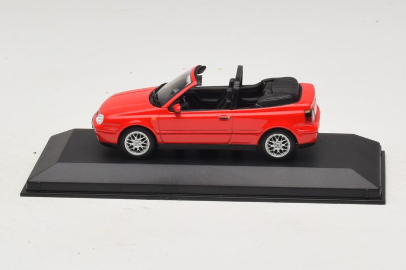 Volkswagen Golf Mk4 Avoauto Punainen Jälleenmyyjäedition Minichamps 1:43 GOLF006 Metalli