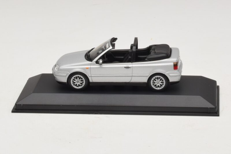 Volkswagen Golf Mk4 Avoauto Hopea Jälleenmyyjäedition Minichamps 1:43 GOLF004 Metalli
