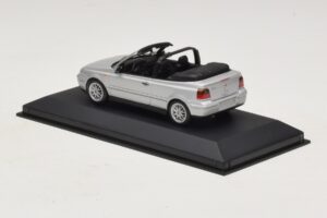 Volkswagen Golf Mk4 Avoauto Hopea Jälleenmyyjäedition Minichamps 1:43 GOLF004 Metalli — kuva 3 / 5