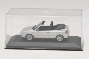 Volkswagen Golf Mk4 Avoauto Hopea Jälleenmyyjäedition Minichamps 1:43 GOLF004 Metalli — kuva 4 / 5