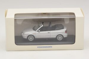 Volkswagen Golf Mk4 Avoauto Hopea Jälleenmyyjäedition Minichamps 1:43 GOLF004 Metalli — kuva 5 / 5