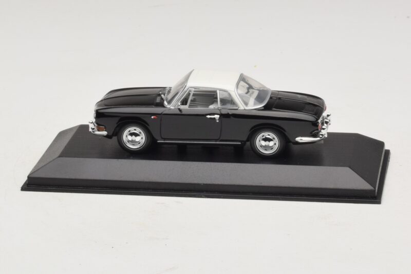 Volkswagen Karmann Ghia Musta valkoisella katolla Minichamps 1:43 430050224 Metalli